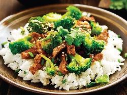 Телешко с броколи по азиатски върху канапе от ориз - снимка на рецептата